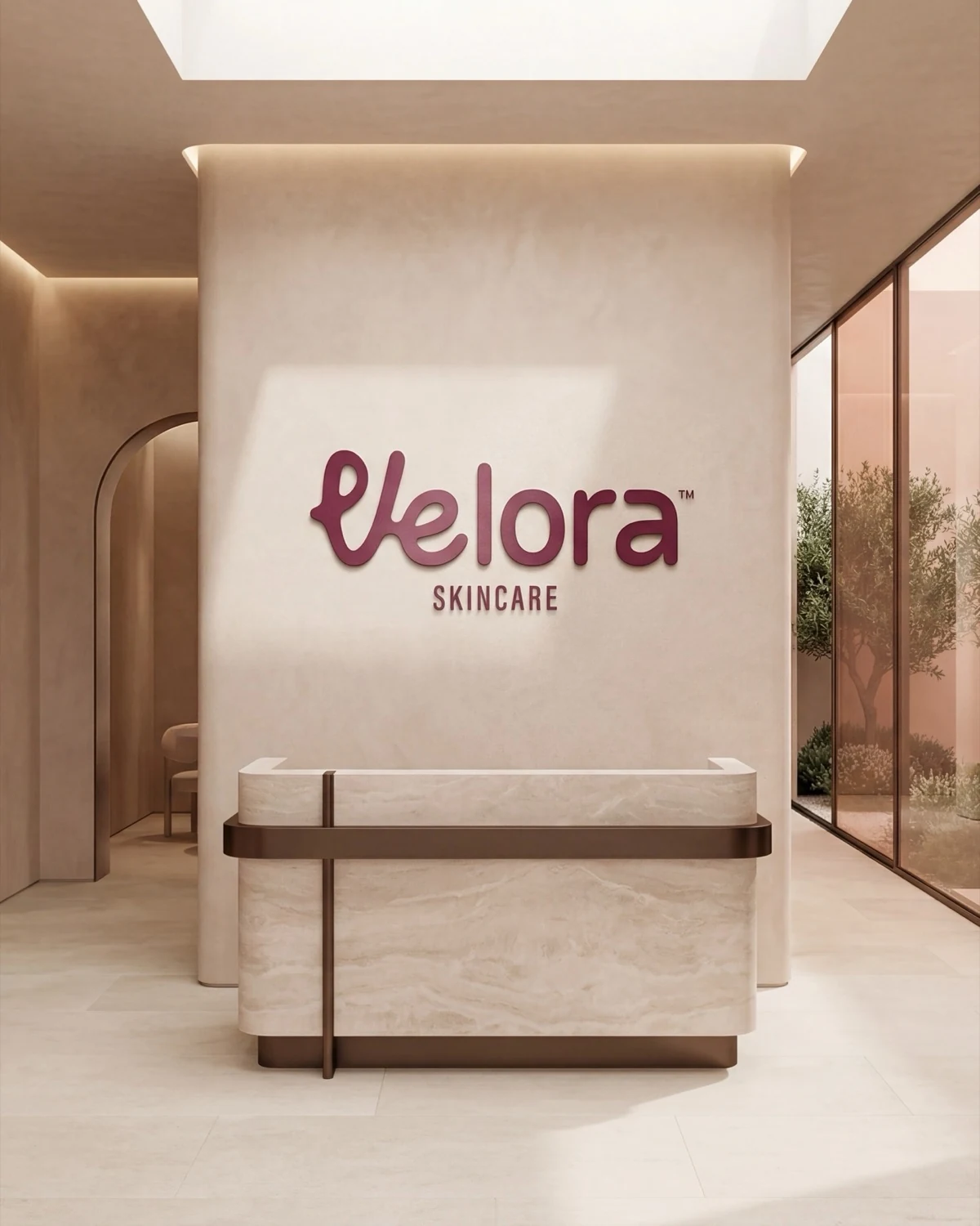 דמות הקמפיין של VELORA על רקע בורדו